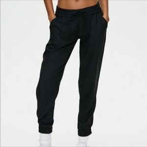 Aritzia Talula black joggers